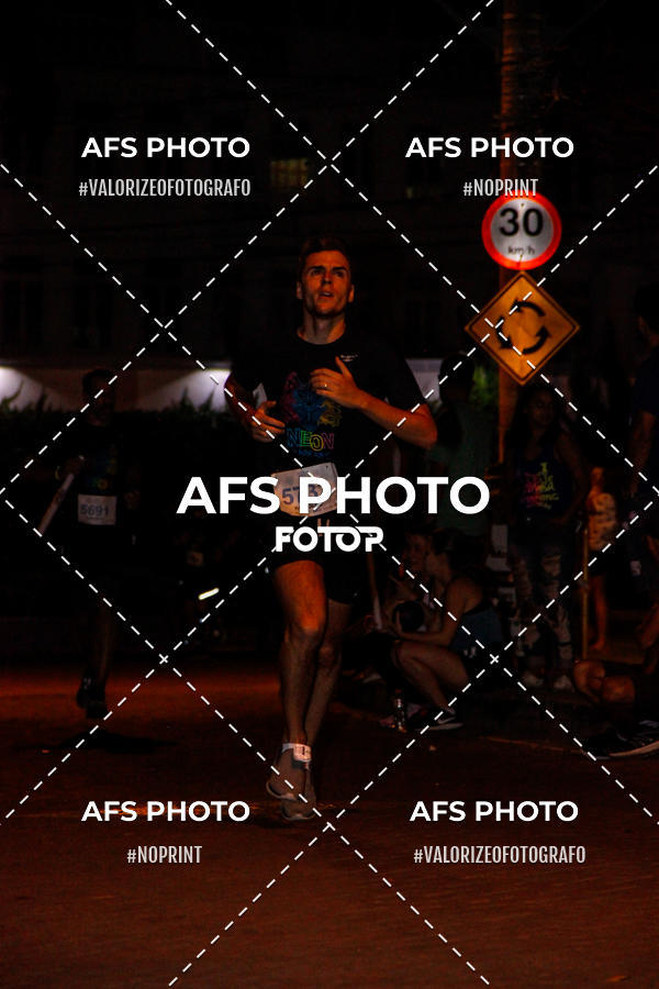 Achetez vos photos de l'vnementNeon Night Run 2019 - Belo Horizonte sur Fotop