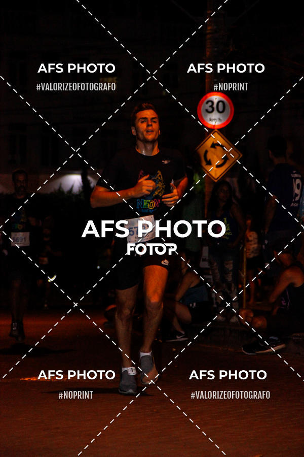 Achetez vos photos de l'vnementNeon Night Run 2019 - Belo Horizonte sur Fotop
