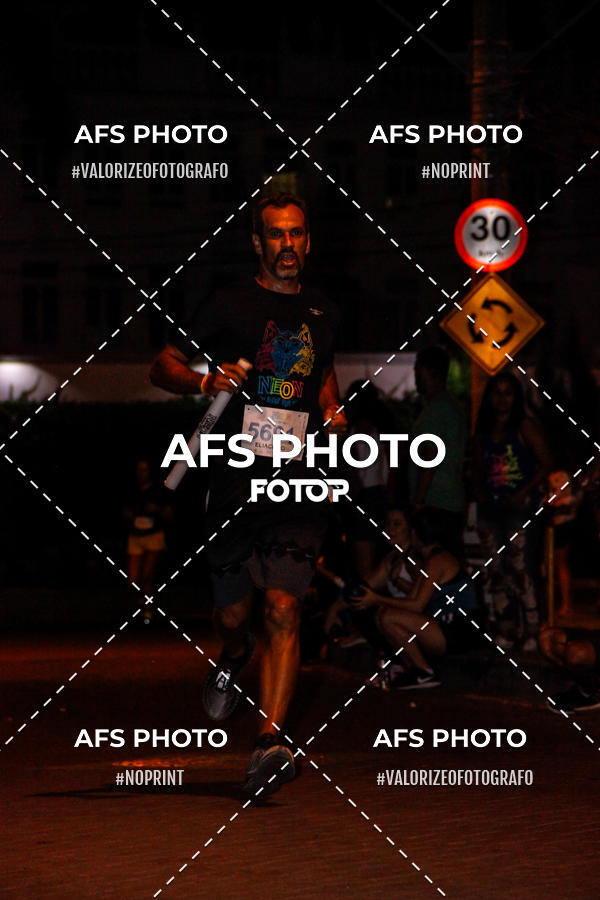 Achetez vos photos de l'vnementNeon Night Run 2019 - Belo Horizonte sur Fotop