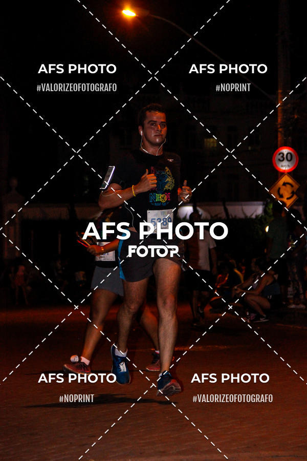 Achetez vos photos de l'vnementNeon Night Run 2019 - Belo Horizonte sur Fotop
