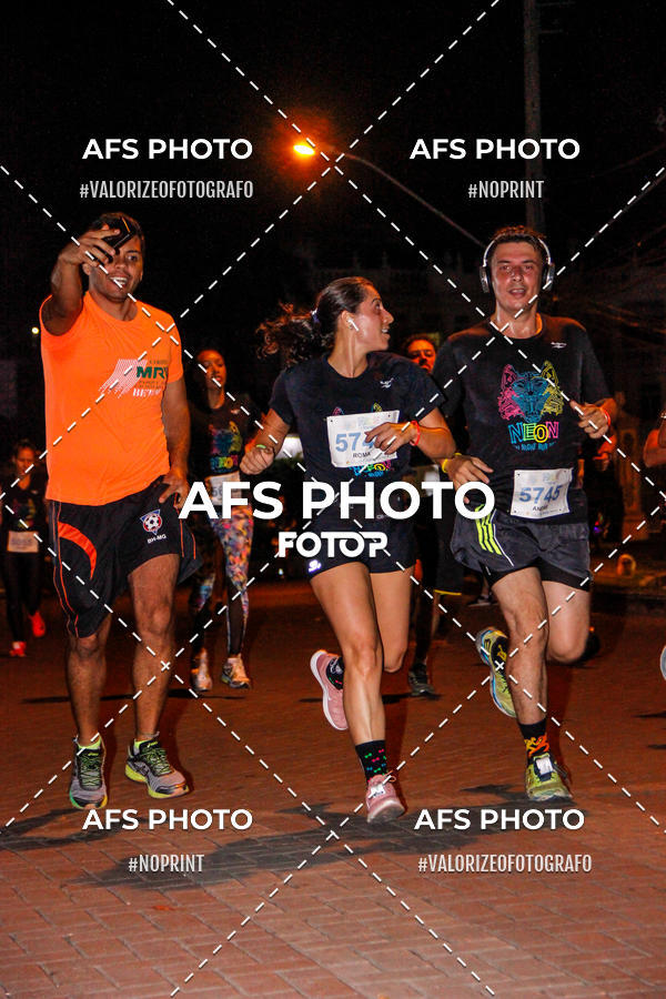 Achetez vos photos de l'vnementNeon Night Run 2019 - Belo Horizonte sur Fotop