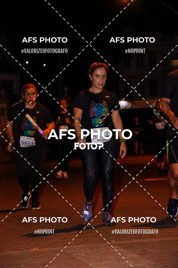 Achetez vos photos de l'vnementNeon Night Run 2019 - Belo Horizonte sur Fotop