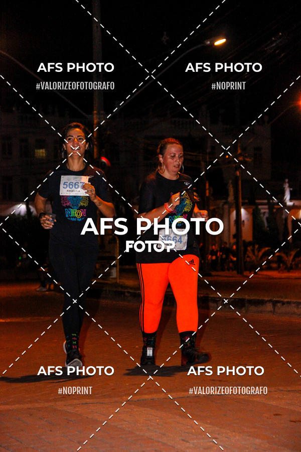 Achetez vos photos de l'vnementNeon Night Run 2019 - Belo Horizonte sur Fotop