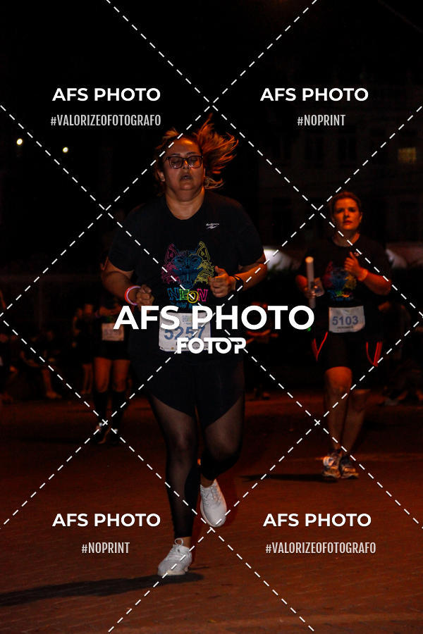 Achetez vos photos de l'vnementNeon Night Run 2019 - Belo Horizonte sur Fotop