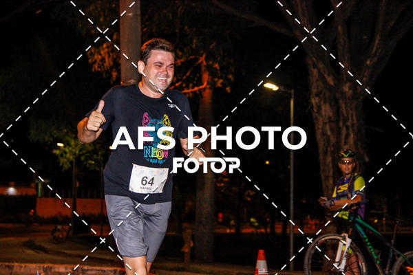 Achetez vos photos de l'vnementNeon Night Run 2019 - Belo Horizonte sur Fotop