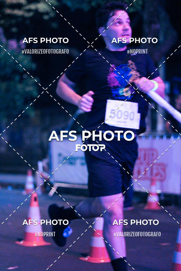 Achetez vos photos de l'vnementNeon Night Run 2019 - Belo Horizonte sur Fotop