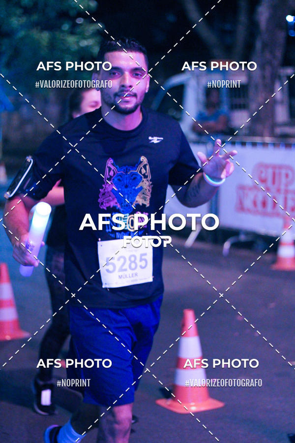 Achetez vos photos de l'vnementNeon Night Run 2019 - Belo Horizonte sur Fotop