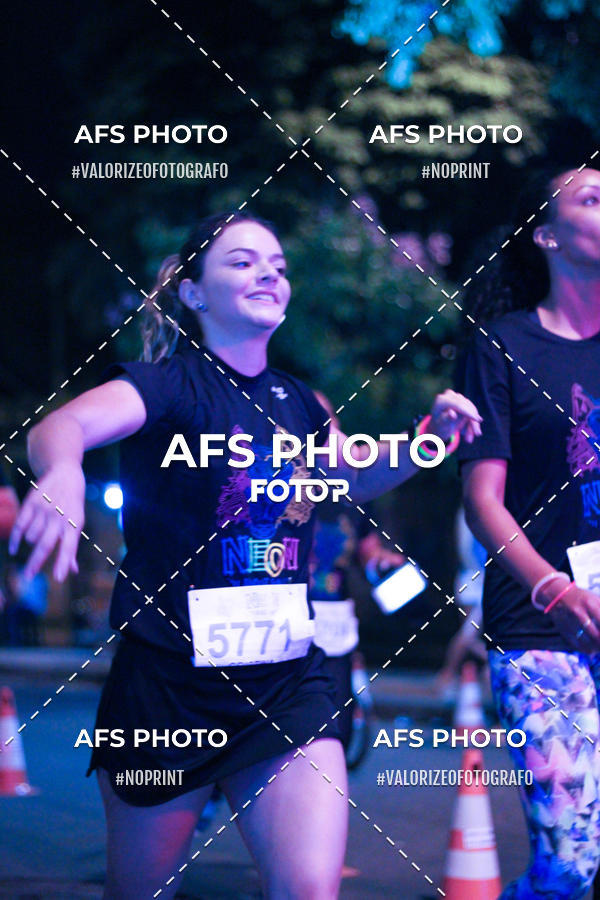 Achetez vos photos de l'vnementNeon Night Run 2019 - Belo Horizonte sur Fotop