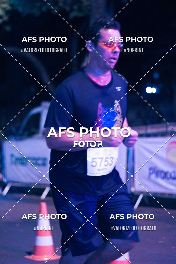 Achetez vos photos de l'vnementNeon Night Run 2019 - Belo Horizonte sur Fotop