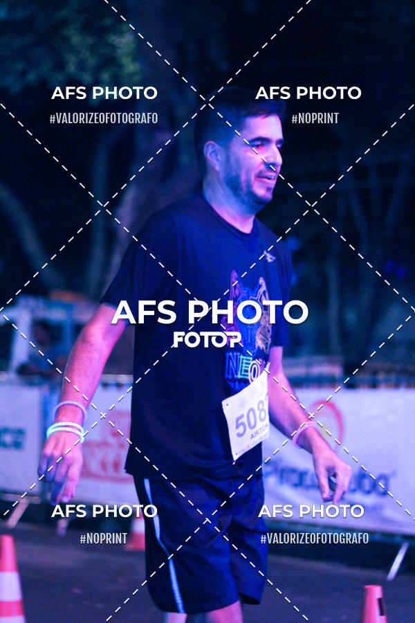 Achetez vos photos de l'vnementNeon Night Run 2019 - Belo Horizonte sur Fotop