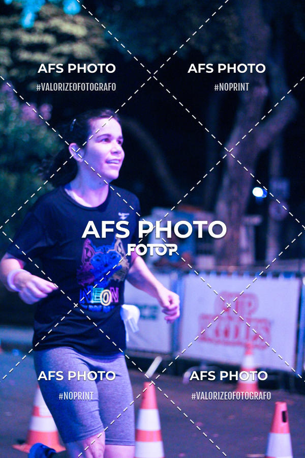 Achetez vos photos de l'vnementNeon Night Run 2019 - Belo Horizonte sur Fotop