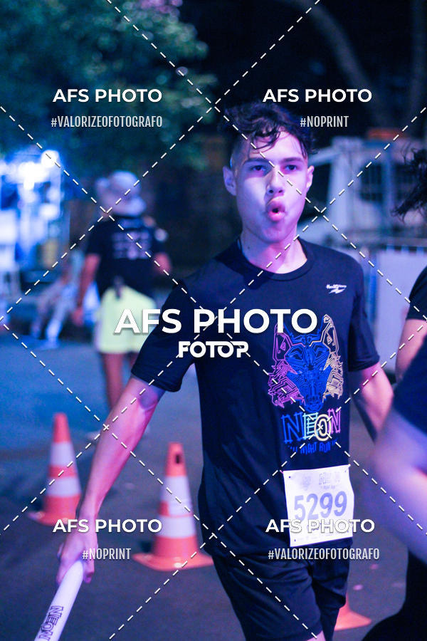 Achetez vos photos de l'vnementNeon Night Run 2019 - Belo Horizonte sur Fotop