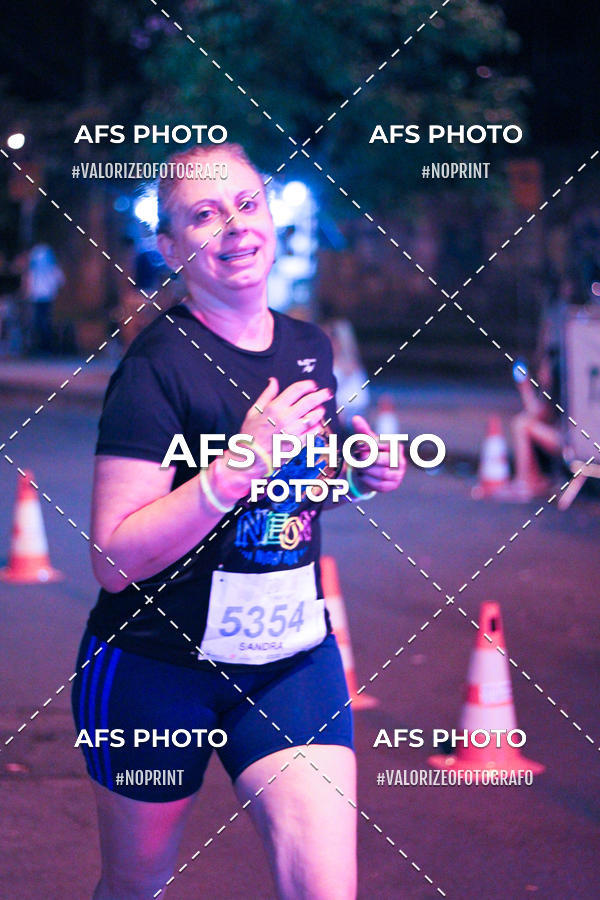 Achetez vos photos de l'vnementNeon Night Run 2019 - Belo Horizonte sur Fotop