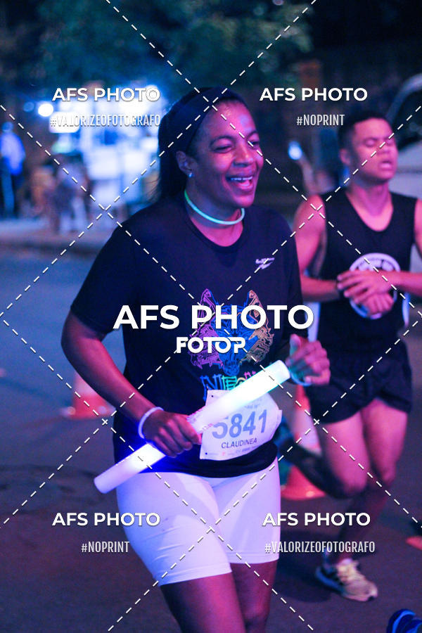 Achetez vos photos de l'vnementNeon Night Run 2019 - Belo Horizonte sur Fotop