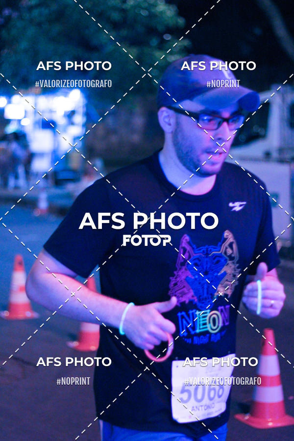 Achetez vos photos de l'vnementNeon Night Run 2019 - Belo Horizonte sur Fotop