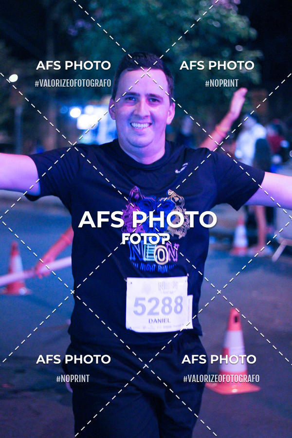 Achetez vos photos de l'vnementNeon Night Run 2019 - Belo Horizonte sur Fotop