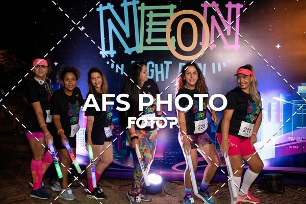 Achetez vos photos de l'vnementNeon Night Run 2019 - Belo Horizonte sur Fotop