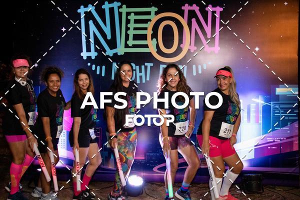 Achetez vos photos de l'vnementNeon Night Run 2019 - Belo Horizonte sur Fotop