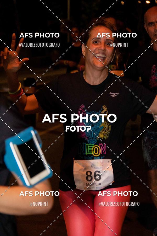 Achetez vos photos de l'vnementNeon Night Run 2019 - Belo Horizonte sur Fotop