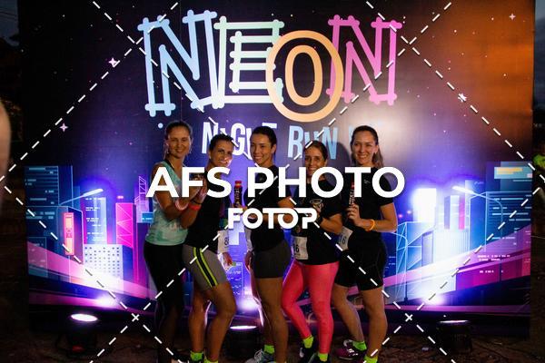 Achetez vos photos de l'vnementNeon Night Run 2019 - Belo Horizonte sur Fotop