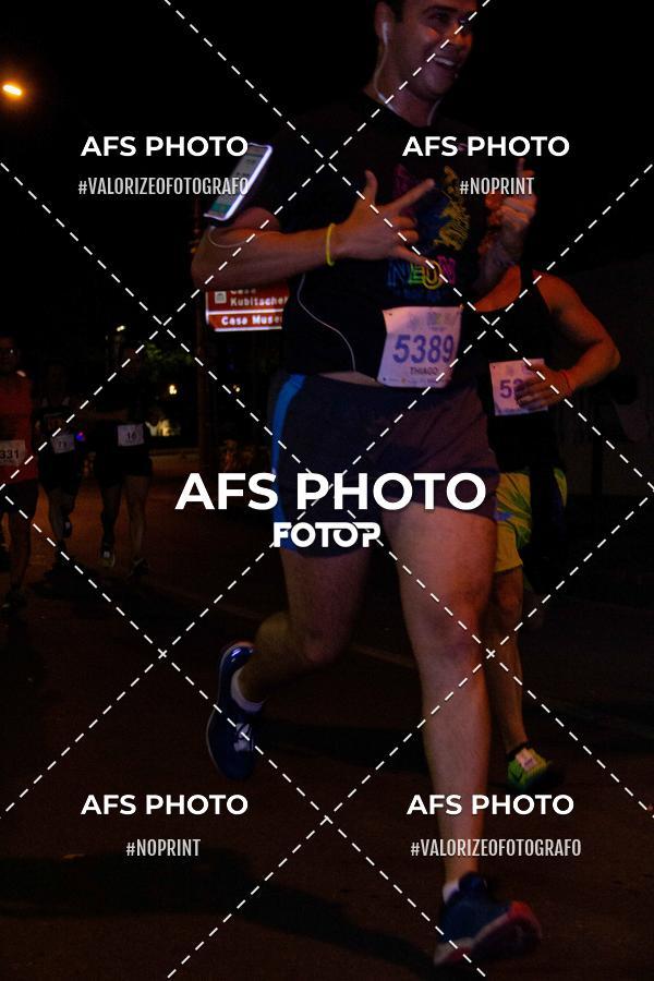 Achetez vos photos de l'vnementNeon Night Run 2019 - Belo Horizonte sur Fotop