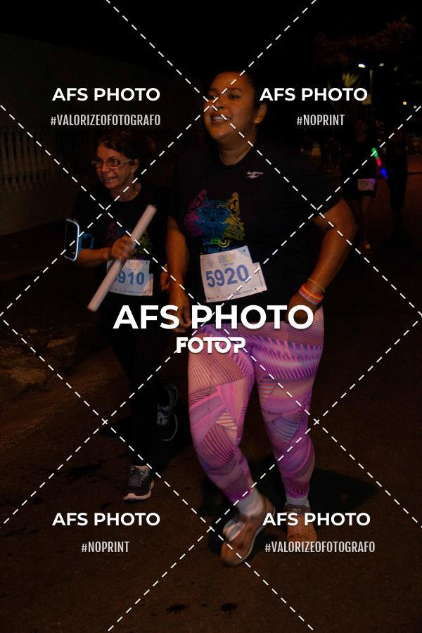 Achetez vos photos de l'vnementNeon Night Run 2019 - Belo Horizonte sur Fotop