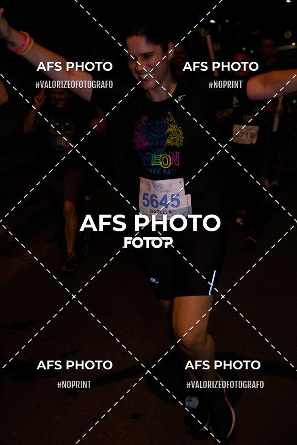 Achetez vos photos de l'vnementNeon Night Run 2019 - Belo Horizonte sur Fotop