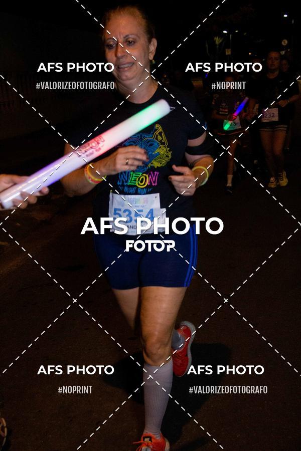 Achetez vos photos de l'vnementNeon Night Run 2019 - Belo Horizonte sur Fotop