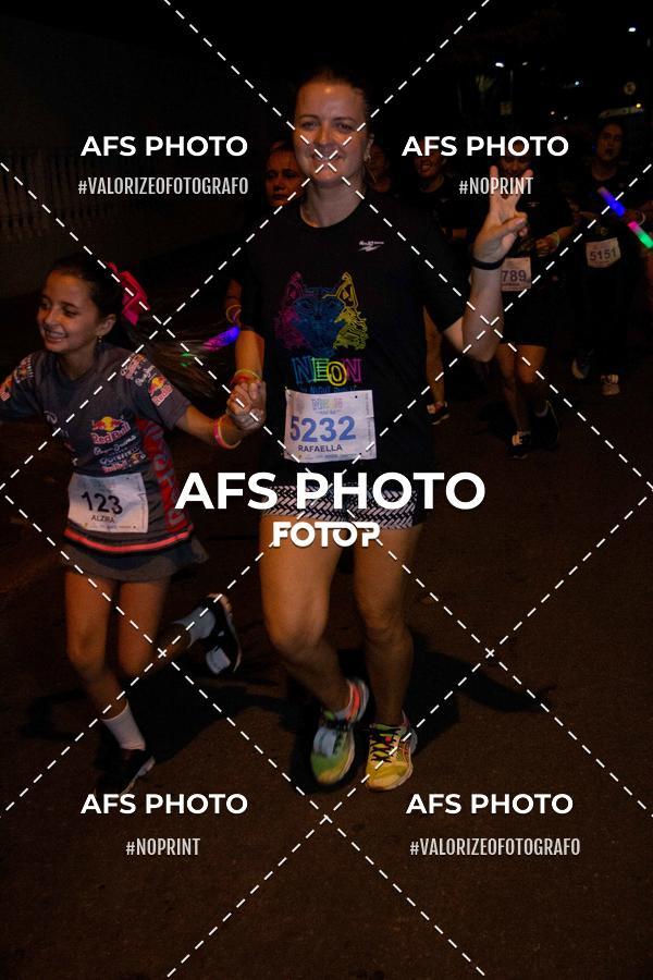 Achetez vos photos de l'vnementNeon Night Run 2019 - Belo Horizonte sur Fotop