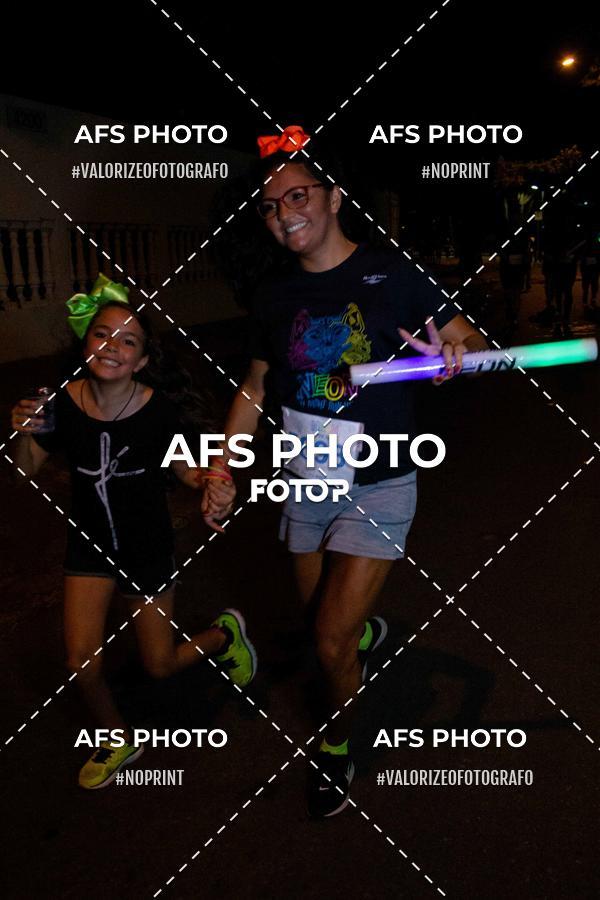 Achetez vos photos de l'vnementNeon Night Run 2019 - Belo Horizonte sur Fotop