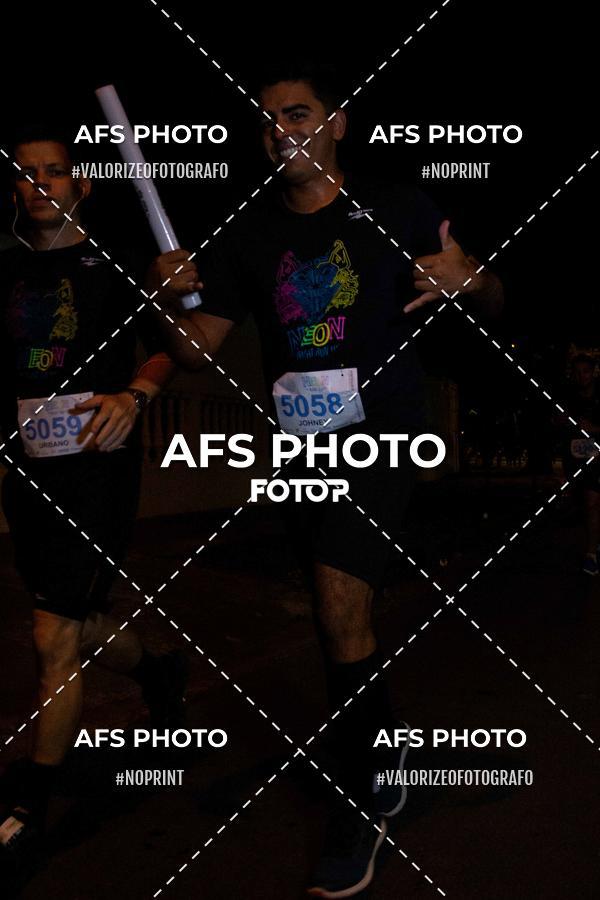 Achetez vos photos de l'vnementNeon Night Run 2019 - Belo Horizonte sur Fotop
