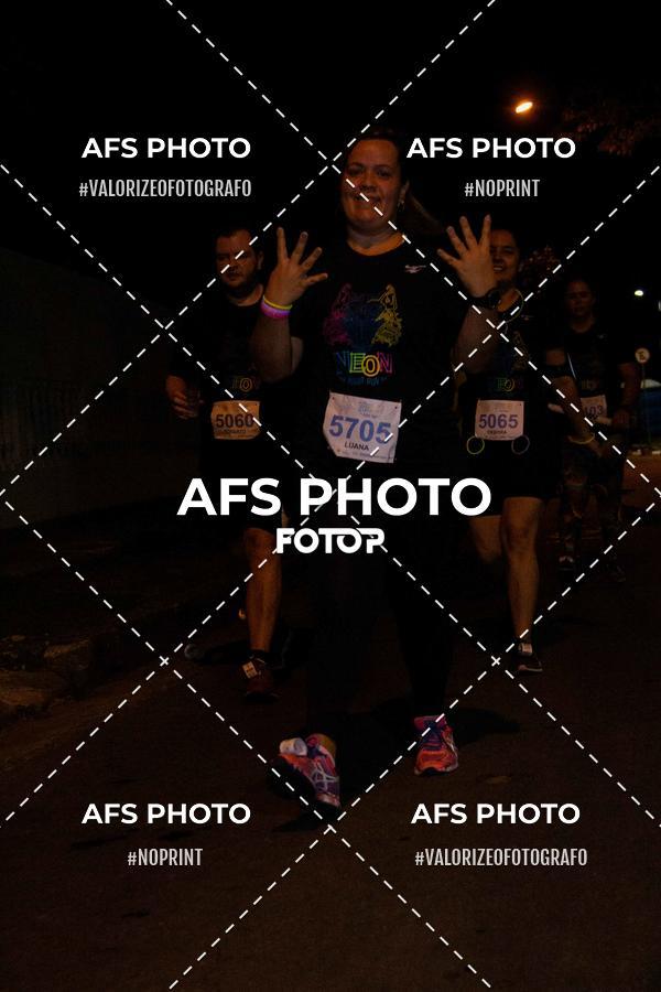 Achetez vos photos de l'vnementNeon Night Run 2019 - Belo Horizonte sur Fotop