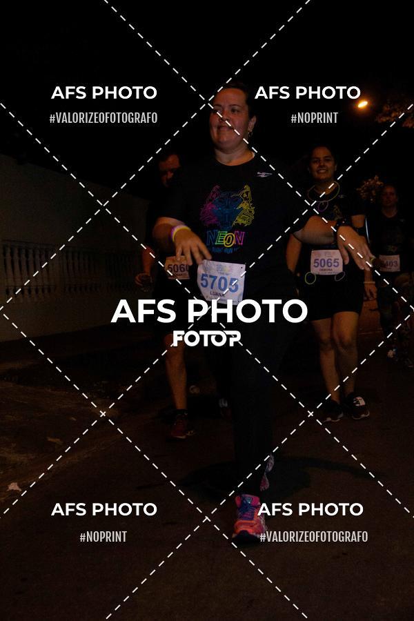 Achetez vos photos de l'vnementNeon Night Run 2019 - Belo Horizonte sur Fotop