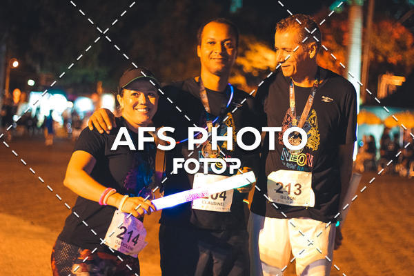 Achetez vos photos de l'vnementNeon Night Run 2019 - Belo Horizonte sur Fotop