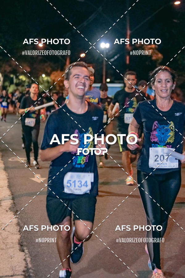 Achetez vos photos de l'vnementNeon Night Run 2019 - Belo Horizonte sur Fotop
