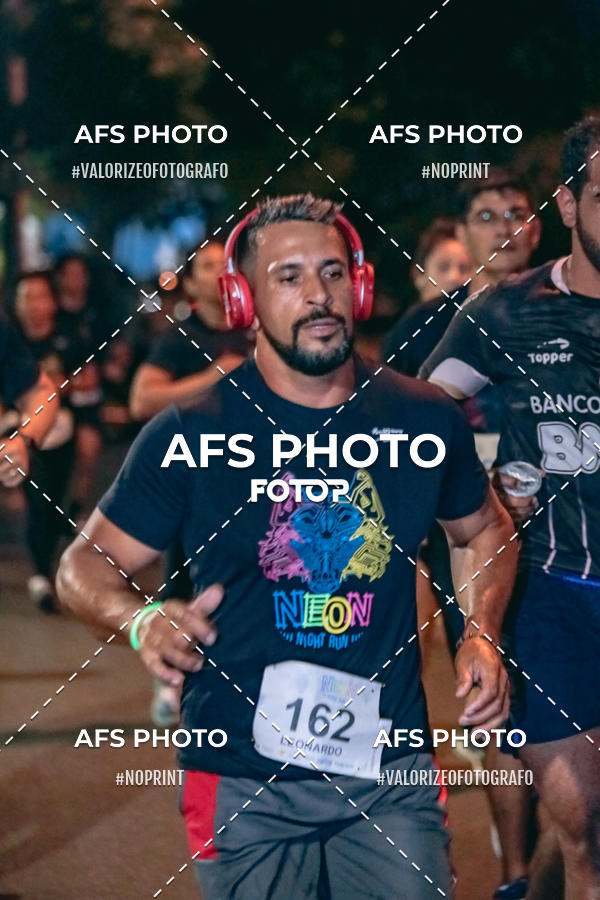 Achetez vos photos de l'vnementNeon Night Run 2019 - Belo Horizonte sur Fotop