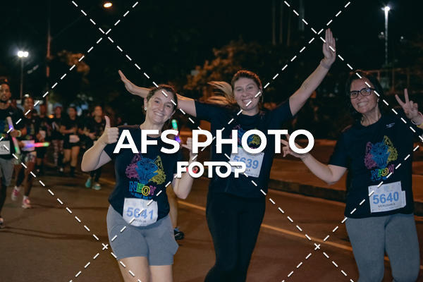 Achetez vos photos de l'vnementNeon Night Run 2019 - Belo Horizonte sur Fotop