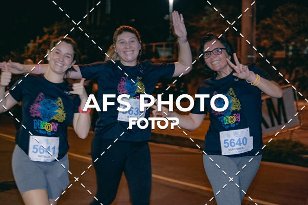 Achetez vos photos de l'vnementNeon Night Run 2019 - Belo Horizonte sur Fotop