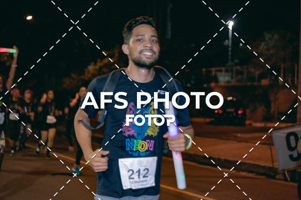 Achetez vos photos de l'vnementNeon Night Run 2019 - Belo Horizonte sur Fotop