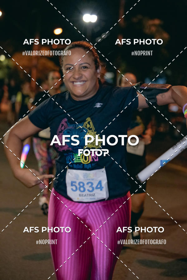 Achetez vos photos de l'vnementNeon Night Run 2019 - Belo Horizonte sur Fotop