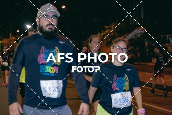 Achetez vos photos de l'vnementNeon Night Run 2019 - Belo Horizonte sur Fotop