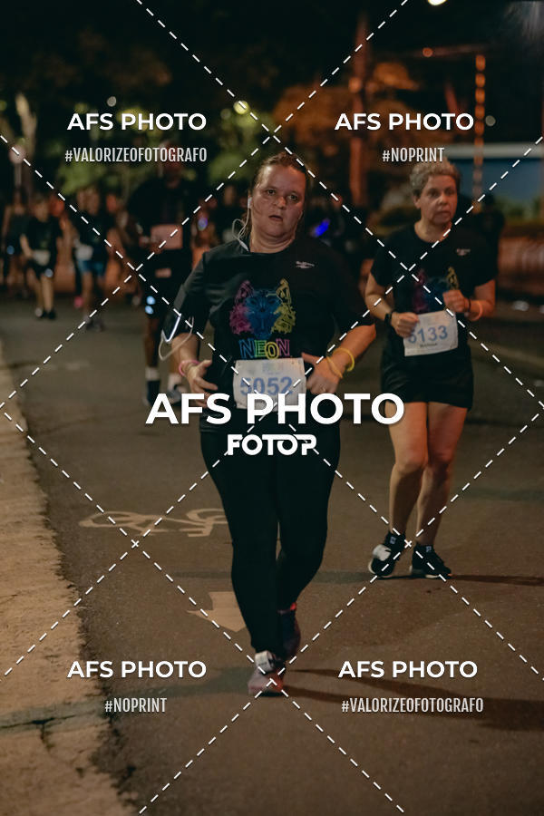 Achetez vos photos de l'vnementNeon Night Run 2019 - Belo Horizonte sur Fotop