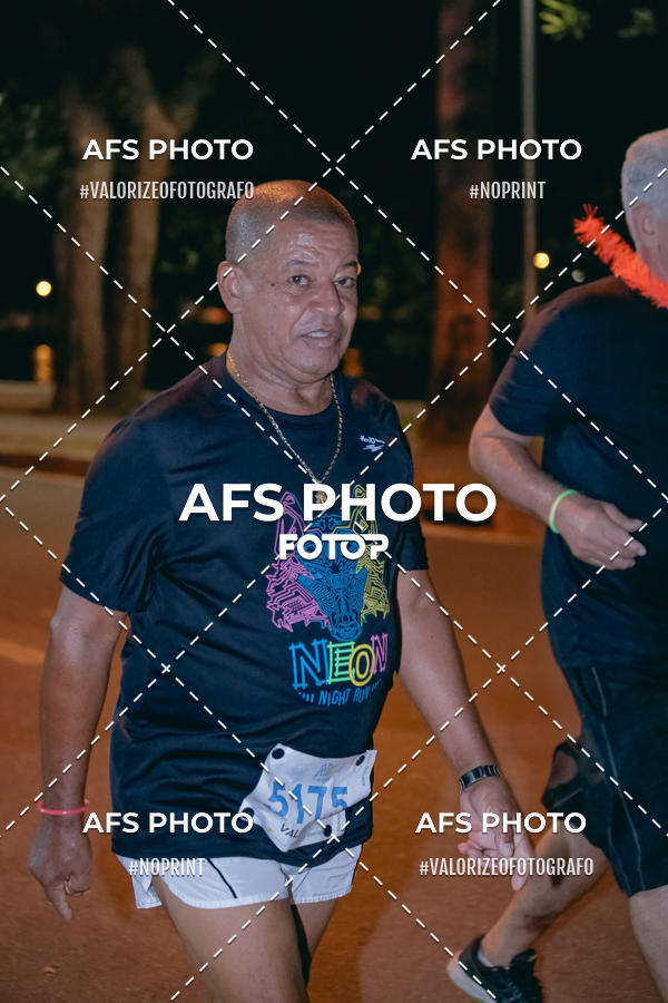 Achetez vos photos de l'vnementNeon Night Run 2019 - Belo Horizonte sur Fotop