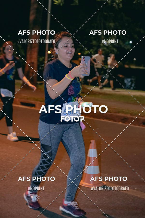 Achetez vos photos de l'vnementNeon Night Run 2019 - Belo Horizonte sur Fotop