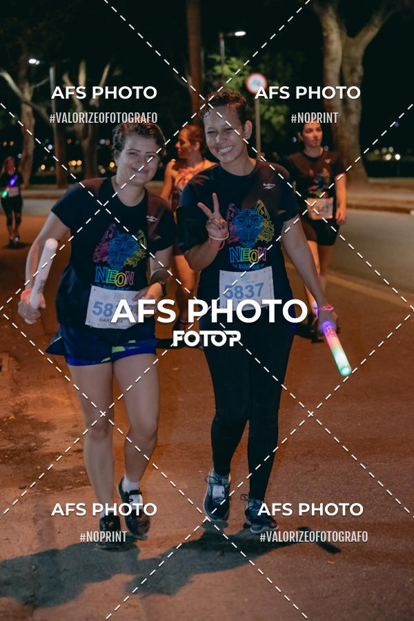 Achetez vos photos de l'vnementNeon Night Run 2019 - Belo Horizonte sur Fotop