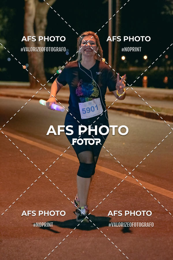 Achetez vos photos de l'vnementNeon Night Run 2019 - Belo Horizonte sur Fotop