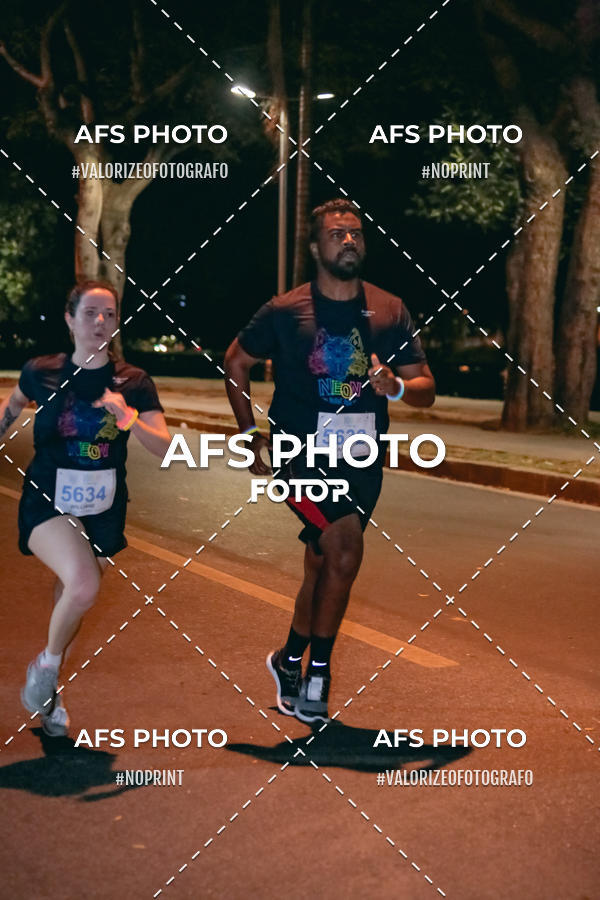 Achetez vos photos de l'vnementNeon Night Run 2019 - Belo Horizonte sur Fotop