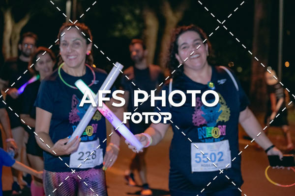 Achetez vos photos de l'vnementNeon Night Run 2019 - Belo Horizonte sur Fotop