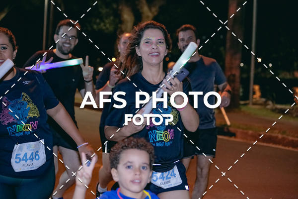 Achetez vos photos de l'vnementNeon Night Run 2019 - Belo Horizonte sur Fotop