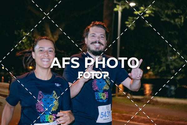Achetez vos photos de l'vnementNeon Night Run 2019 - Belo Horizonte sur Fotop